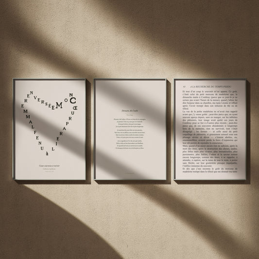 Triptyque poésie en 50x70 : Cœur couronne et miroir d'Apollinaire, Demain, dès l'aube de Victor Hugo et la page de la madeleine de Proust, encadrés sur un mur beige