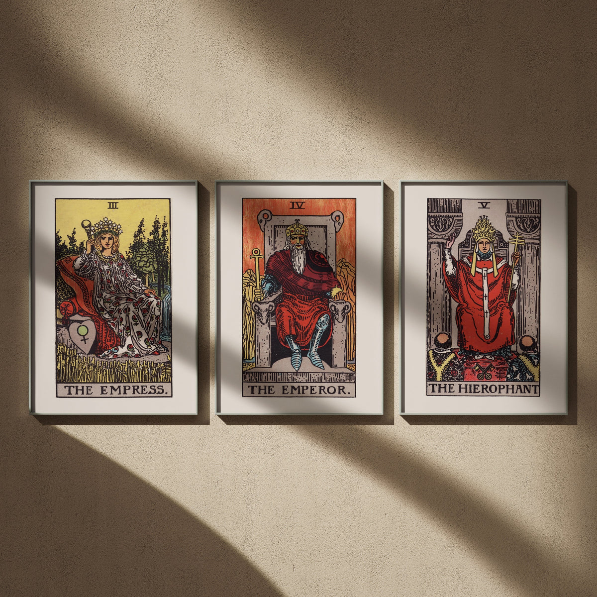 Triptyque tarot Rider-Waite en 50x70 : L'Impératrice, L'Empereur et Le Hiérophante, encadrés côte à côte sur un mur beige