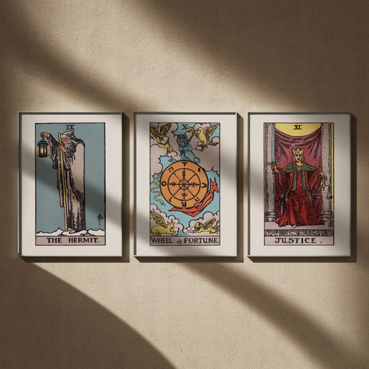 Triptyque tarot Rider-Waite en 50x70 : L'Hermite, La Roue de Fortune et La Justice, encadrés côte à côte sur un mur beige