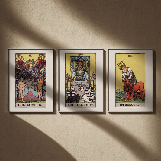 Triptyque tarot Rider-Waite en 50x70 : Les Amoureux, Le Chariot et La Force, encadrés côte à côte sur un mur beige