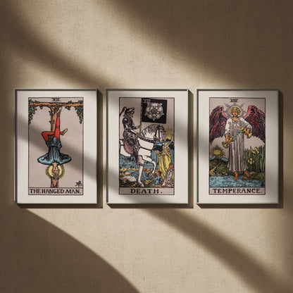 Triptyque tarot Rider-Waite en 50x70 : Le Pendu, La Mort et Tempérance, encadrés côte à côte sur un mur beige