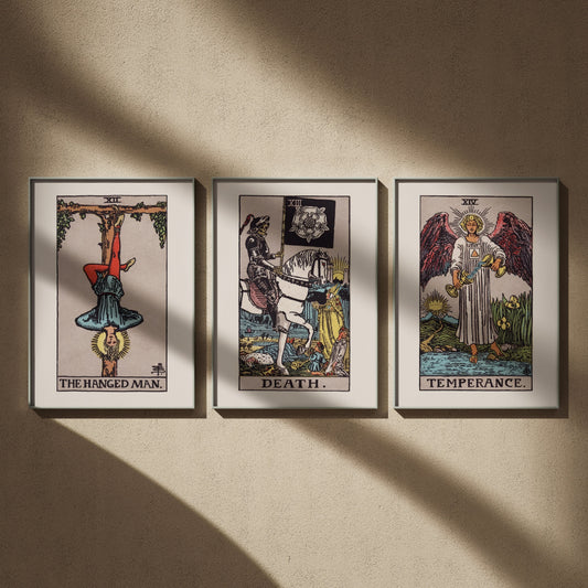 Triptyque tarot Rider-Waite en 50x70 : Le Pendu, La Mort et Tempérance, encadrés côte à côte sur un mur beige