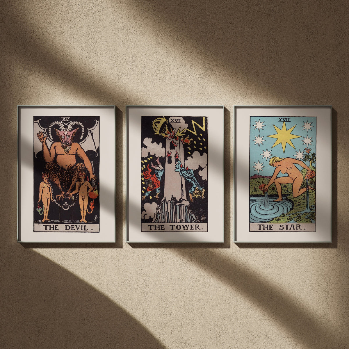 Triptyque tarot Rider-Waite en 50x70 : Le Diable, La Tour et L'Étoile, encadrés côte à côte sur un mur beige