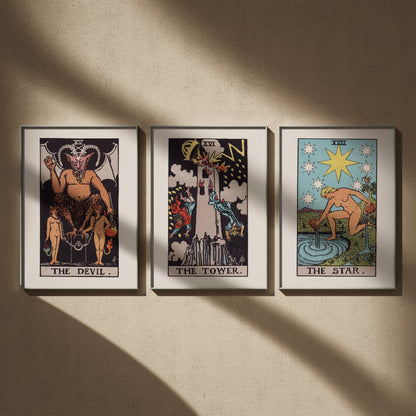 Triptyque tarot Rider-Waite en 50x70 : Le Diable, La Tour et L'Étoile, encadrés côte à côte sur un mur beige