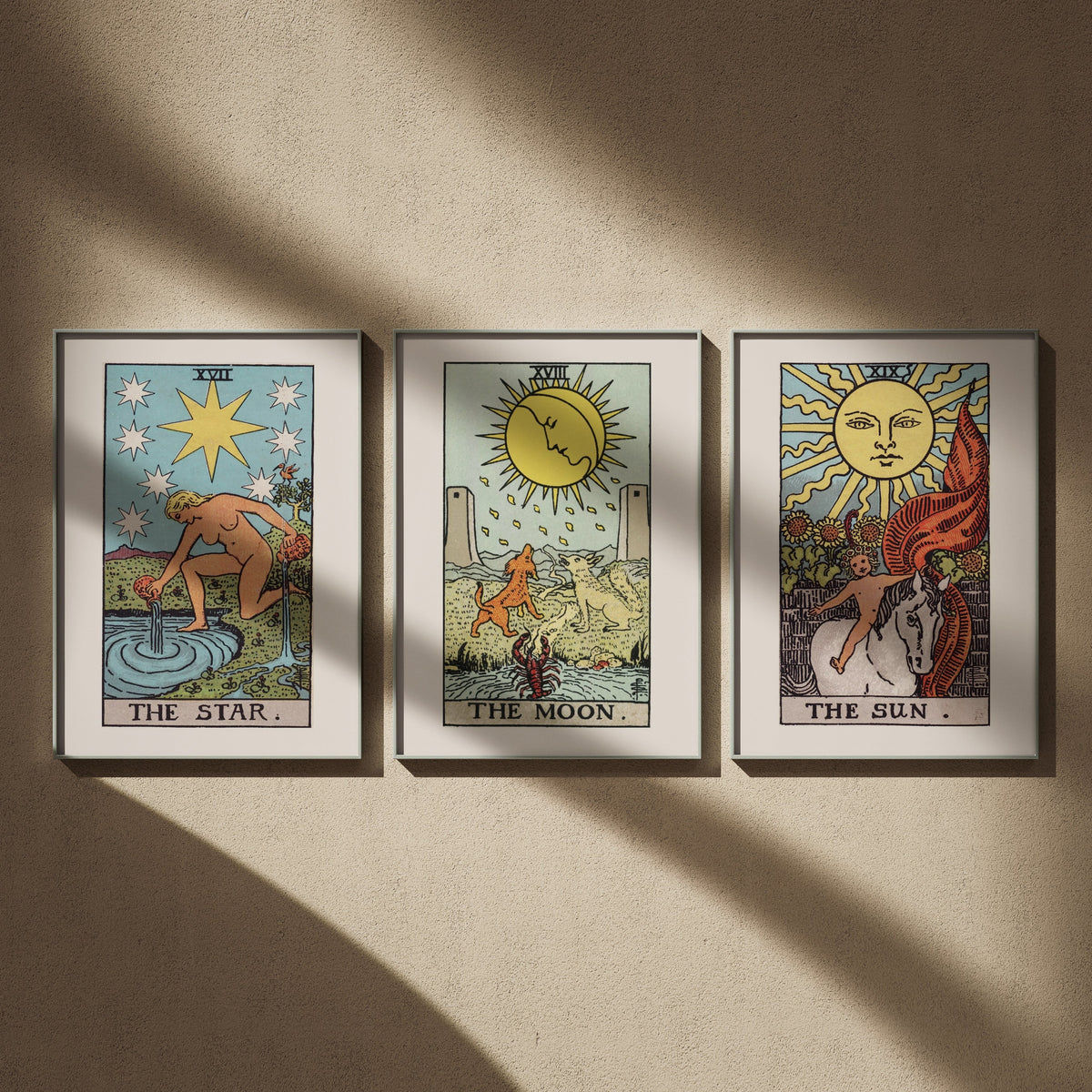 Triptyque tarot Rider-Waite en 50x70 : L'Étoile, La Lune et Le Soleil, encadrés côte à côte sur un mur beige