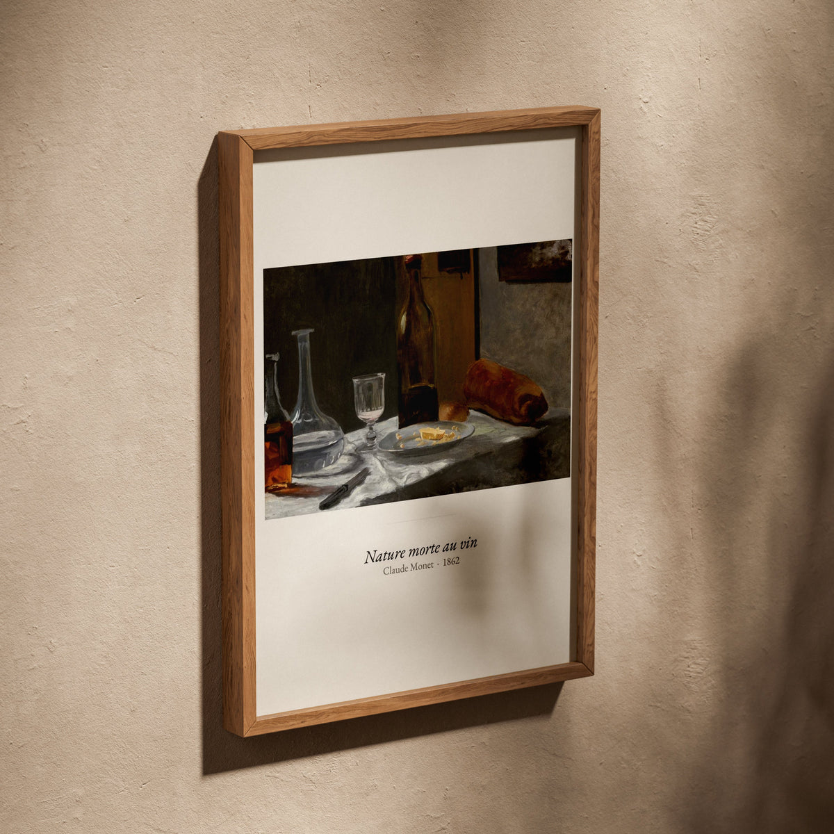 Nature morte au vin, Claude Monet | Affiche Art Premium, affiche dans un cadre en chêne posé de biais sur un mur texturé