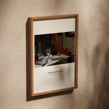 Nature morte au vin, Claude Monet | Affiche Art Premium, affiche dans un cadre en chêne posé de biais sur un mur texturé
