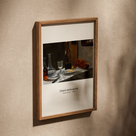 Nature morte au vin, Claude Monet | Affiche Art Premium, affiche dans un cadre en chêne posé de biais sur un mur texturé