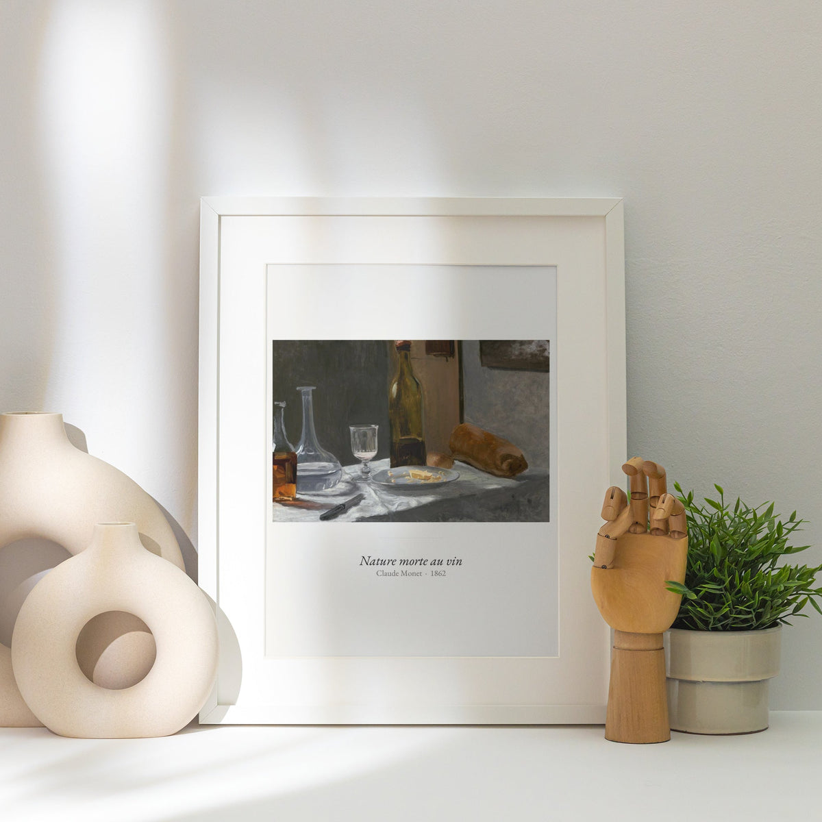 Nature morte au vin, Claude Monet | Affiche Art Premium, affiche encadrée posée près d'un vase blanc, lumière rasante
