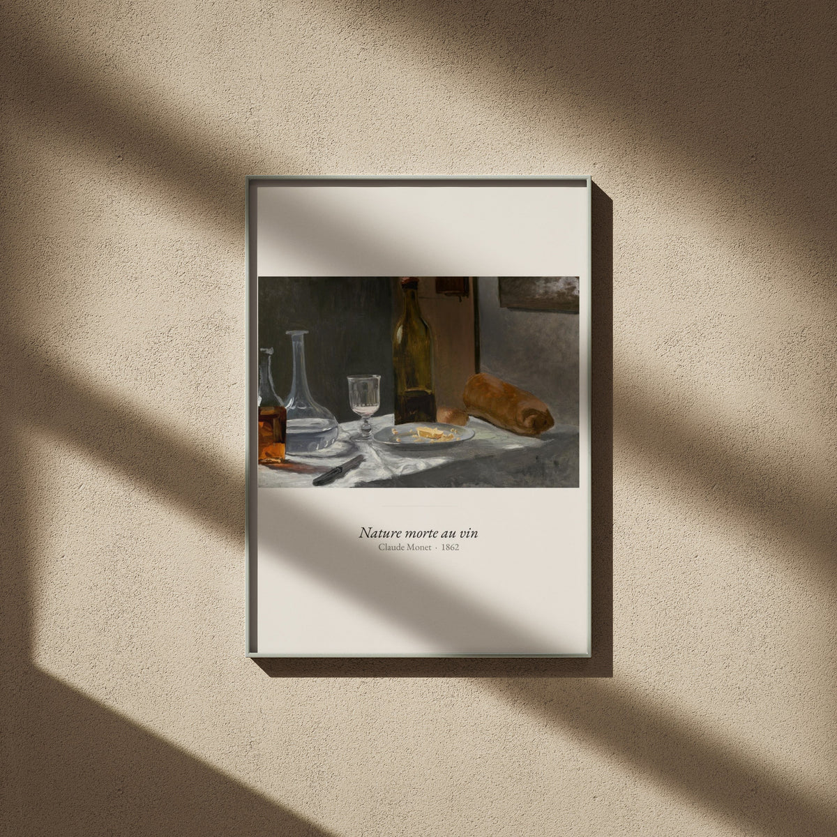Nature morte au vin, Claude Monet | Affiche Art Premium, affiche encadrée sur un mur beige, ombres de fenêtre