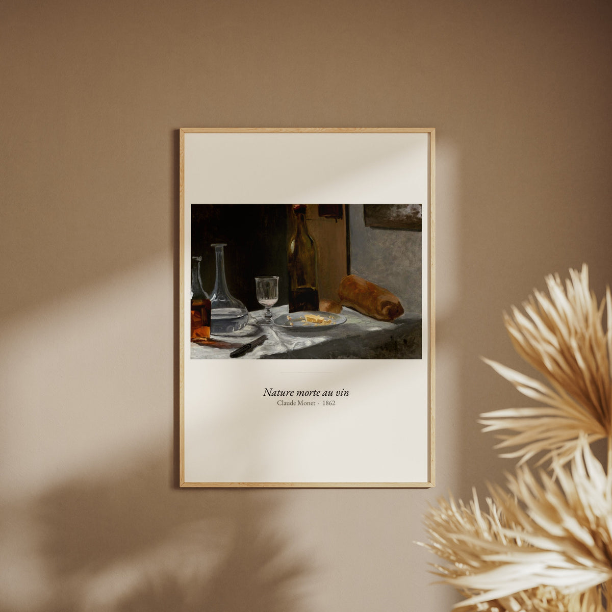 Nature morte au vin, Claude Monet | Affiche Art Premium, affiche encadrée sur un mur beige, pampas au premier plan