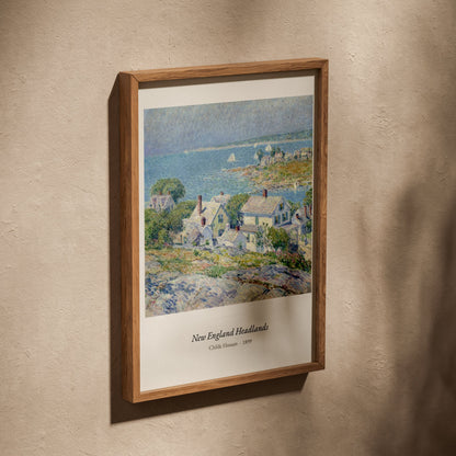 New England Headlands, Childe Hassam, affiche dans un cadre en chêne posé de biais sur un mur texturé