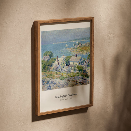 New England Headlands, Childe Hassam, affiche dans un cadre en chêne posé de biais sur un mur texturé