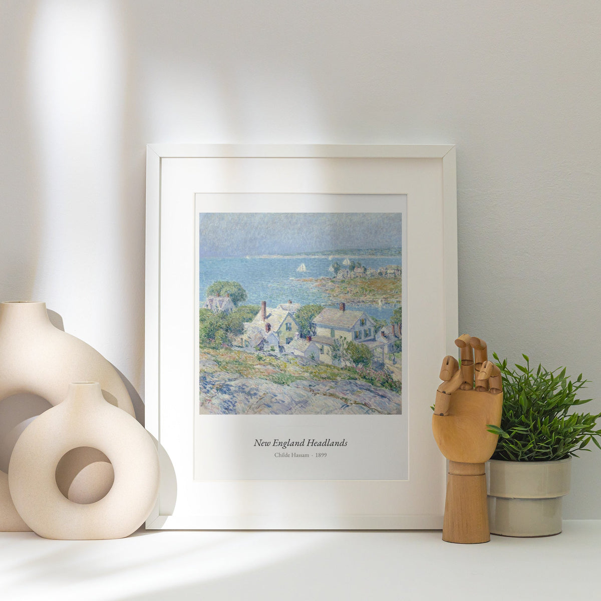New England Headlands, Childe Hassam, affiche encadrée posée près d'un vase blanc, lumière rasante