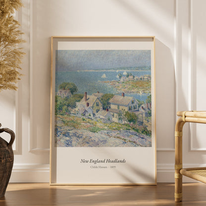 New England Headlands, Childe Hassam, affiche encadrée dans un intérieur élégant, herbes séchées et chaise en rotin