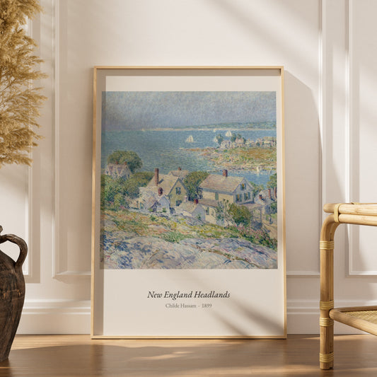 New England Headlands, Childe Hassam, affiche encadrée dans un intérieur élégant, herbes séchées et chaise en rotin