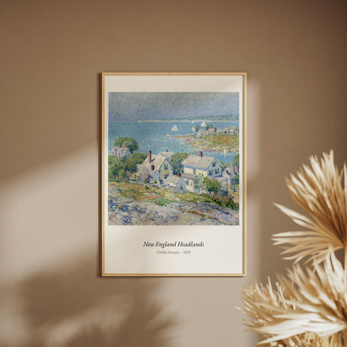 New England Headlands, Childe Hassam, affiche encadrée sur un mur beige, pampas au premier plan