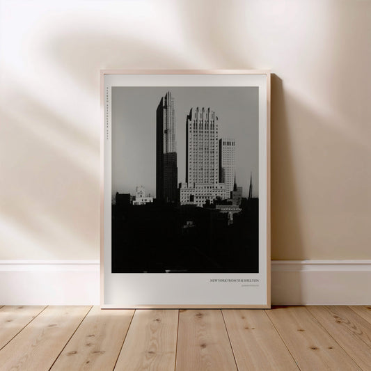 New York depuis le Shelton - Alfred Stieglitz - Photographie d'Art, affiche encadrée posée au sol, cadre bois clair