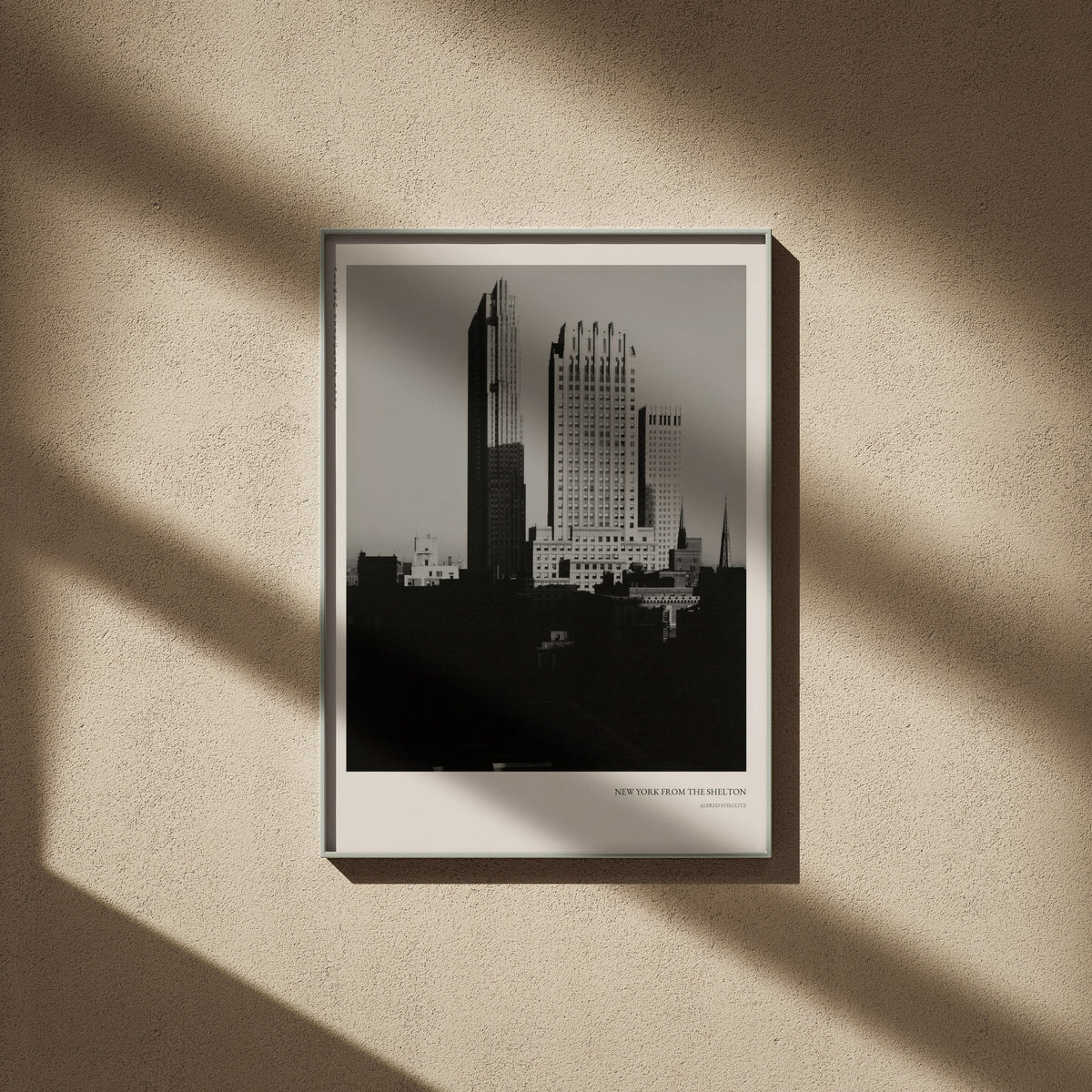 New York Shelton - Alfred Stieglitz - Affiche Photo d'Art, affiche encadrée sur un mur beige, ombres de fenêtre