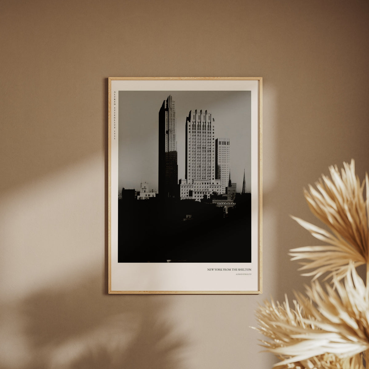 New York Shelton - Alfred Stieglitz - Affiche Photo d'Art, affiche encadrée sur un mur beige, pampas au premier plan
