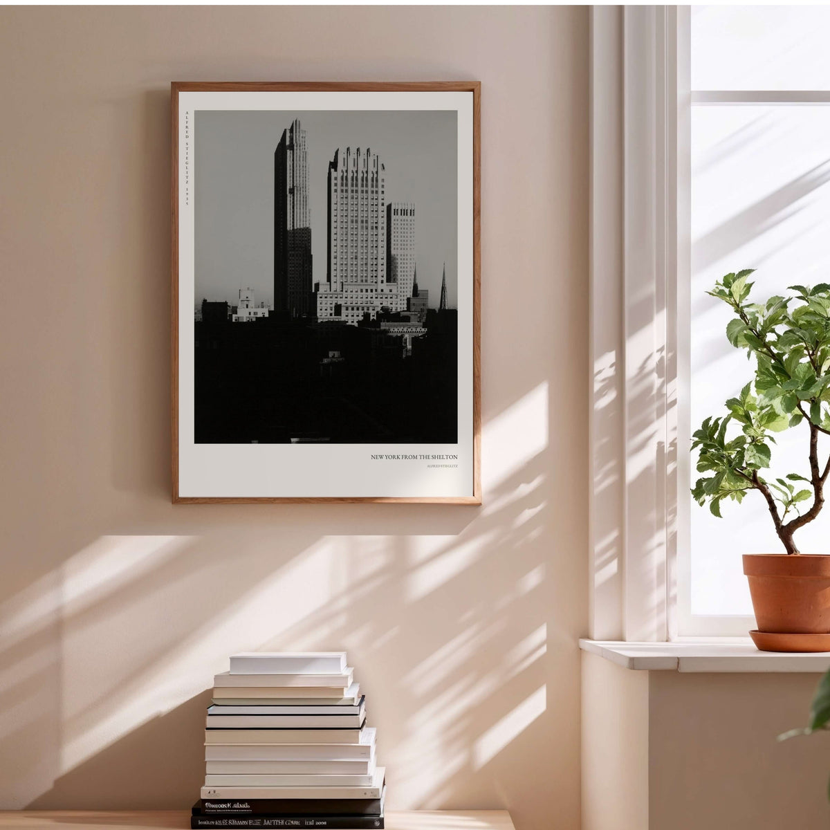 New York Shelton - Alfred Stieglitz - Affiche Photo d'Art, affiche encadrée au-dessus d'une pile de livres