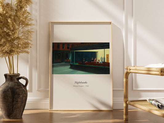 Nighthawks, Edward Hopper | Affiche Art Premium, affiche encadrée dans un intérieur élégant, cadre bois clair