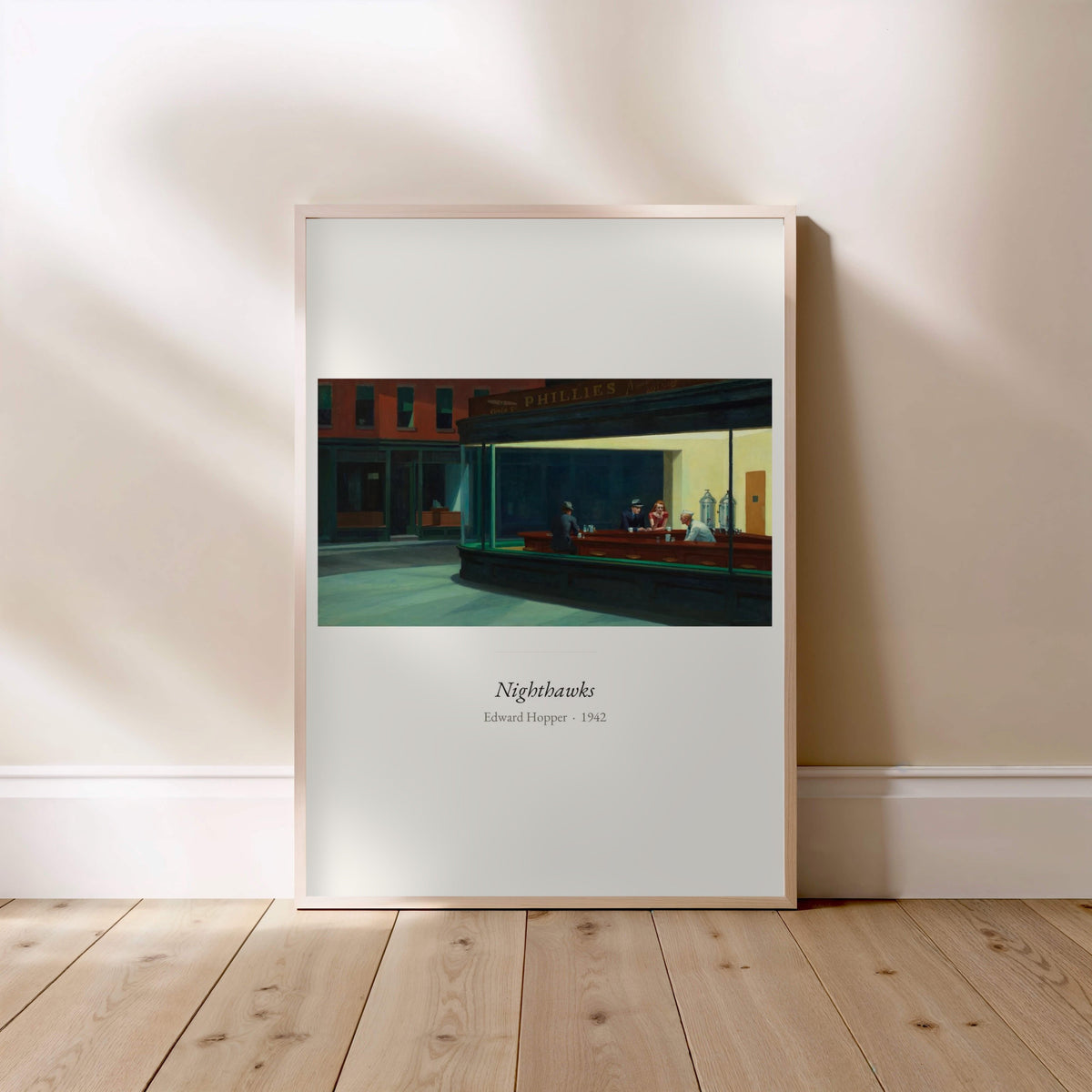 Nighthawks, Edward Hopper | Affiche Art Premium, affiche encadrée posée au sol, cadre bois clair