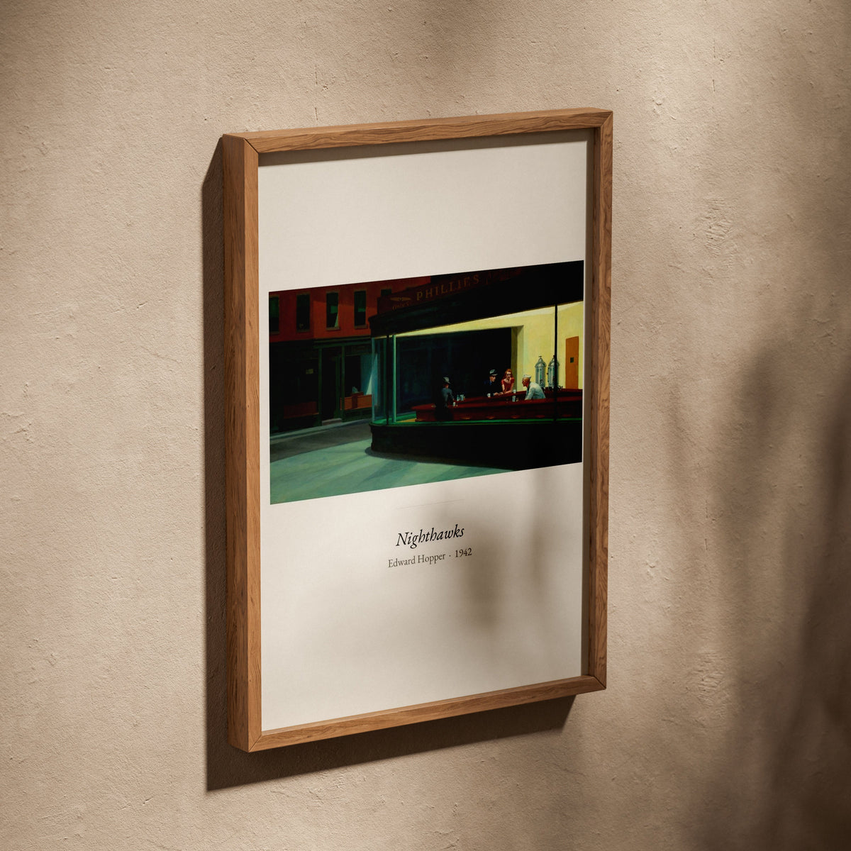 Nighthawks, Edward Hopper | Affiche Art Premium, affiche dans un cadre en chêne posé de biais sur un mur texturé