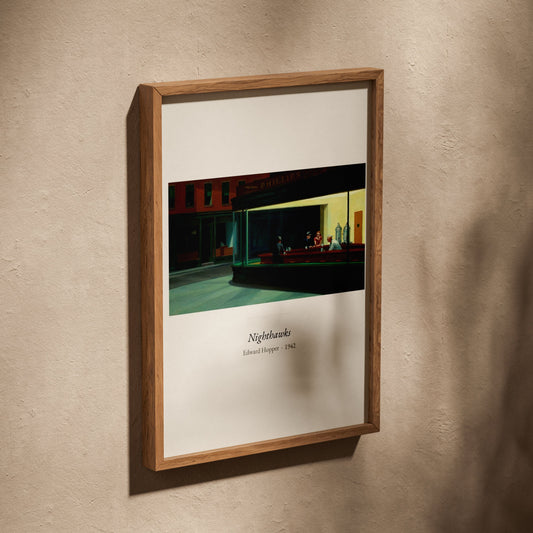 Nighthawks, Edward Hopper | Affiche Art Premium, affiche dans un cadre en chêne posé de biais sur un mur texturé