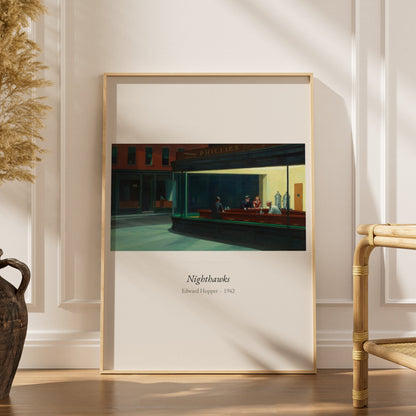 Nighthawks, Edward Hopper | Affiche Art Premium, affiche encadrée dans un intérieur élégant, herbes séchées et chaise en roti
