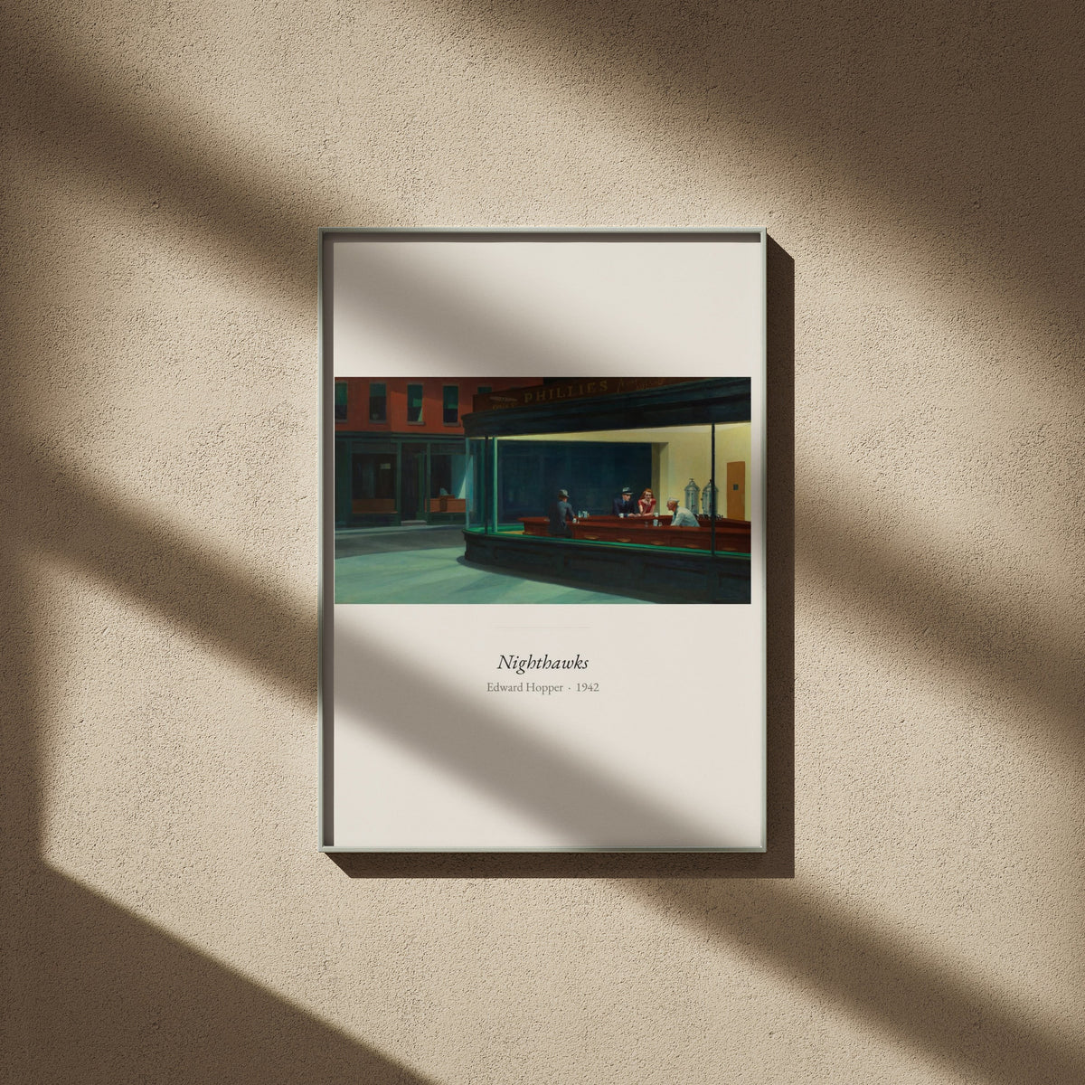 Nighthawks, Edward Hopper | Affiche Art Premium, affiche encadrée sur un mur beige, ombres de fenêtre