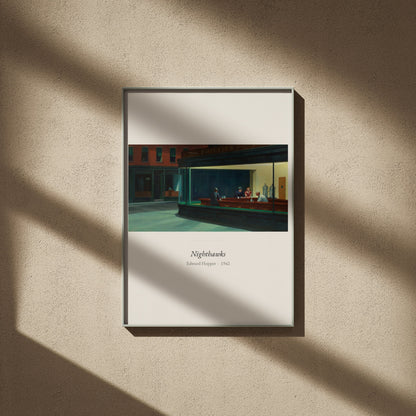 Nighthawks, Edward Hopper | Affiche Art Premium, affiche encadrée sur un mur beige, ombres de fenêtre
