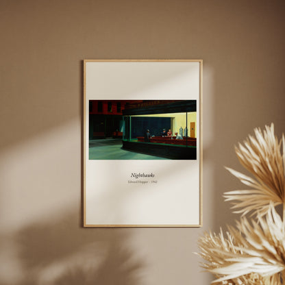 Nighthawks, Edward Hopper | Affiche Art Premium, affiche encadrée sur un mur beige, pampas au premier plan