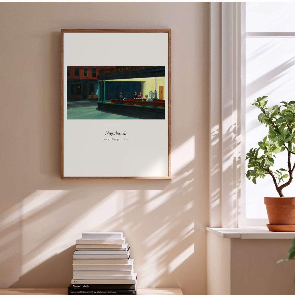 Nighthawks, Edward Hopper | Affiche Art Premium, affiche encadrée au-dessus d'une pile de livres