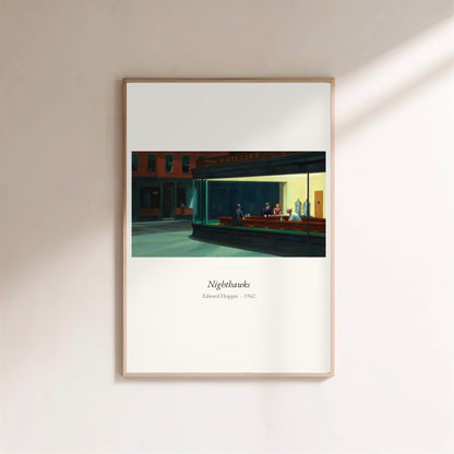Nighthawks, Edward Hopper | Affiche Art Premium, affiche encadrée sur un mur clair