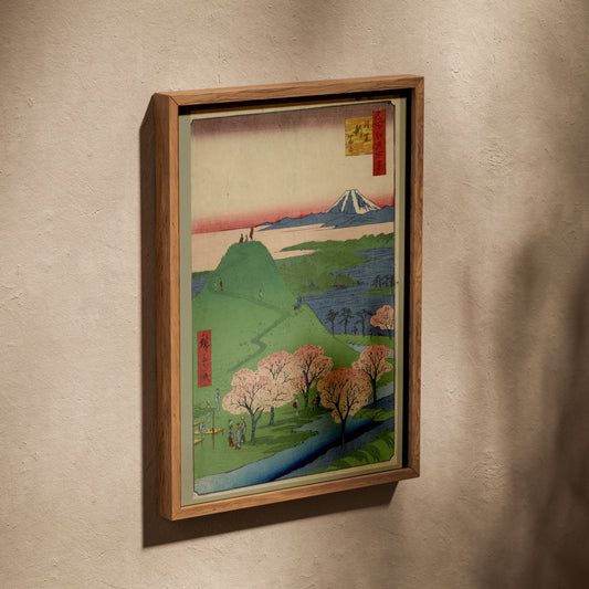 Nouveau Fuji, Meguro - Estampe Japonaise, affiche dans un cadre en chêne posé de biais sur un mur texturé