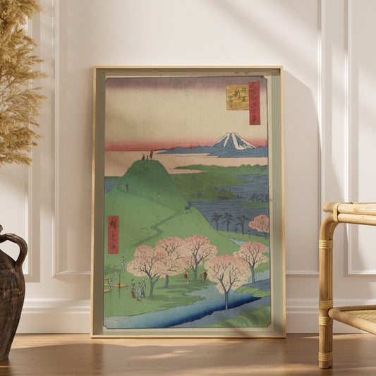 Nouveau Fuji, Meguro - Estampe Japonaise, affiche encadrée dans un intérieur élégant, herbes séchées et chaise en rotin