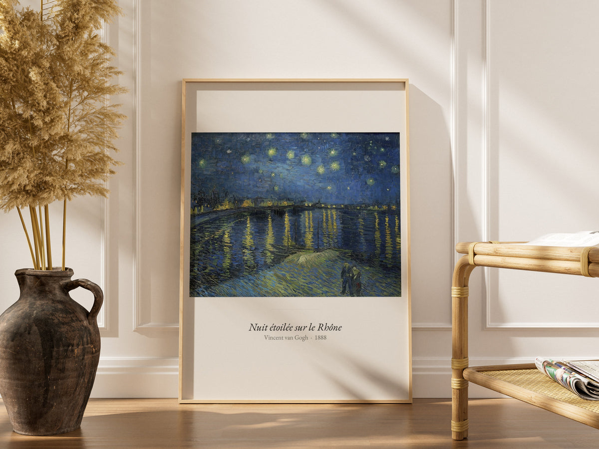 Nuit étoilée sur le Rhône, Van Gogh | Affiche Art Premium, affiche encadrée dans un intérieur élégant, cadre bois clair