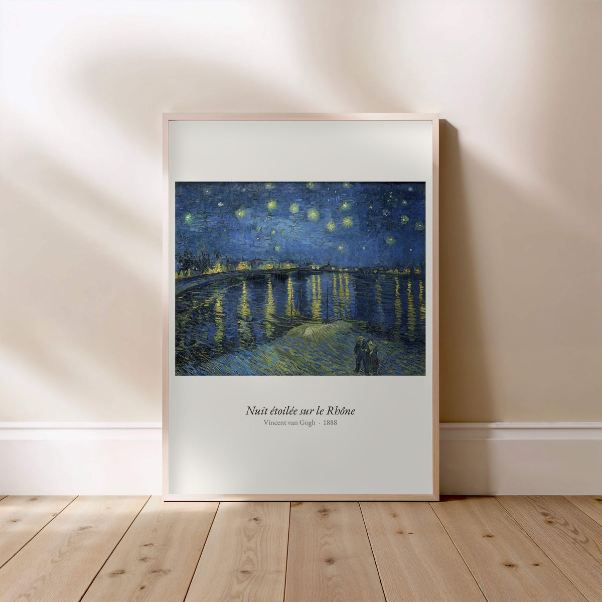 Nuit étoilée sur le Rhône, Van Gogh, affiche encadrée posée au sol, cadre bois clair