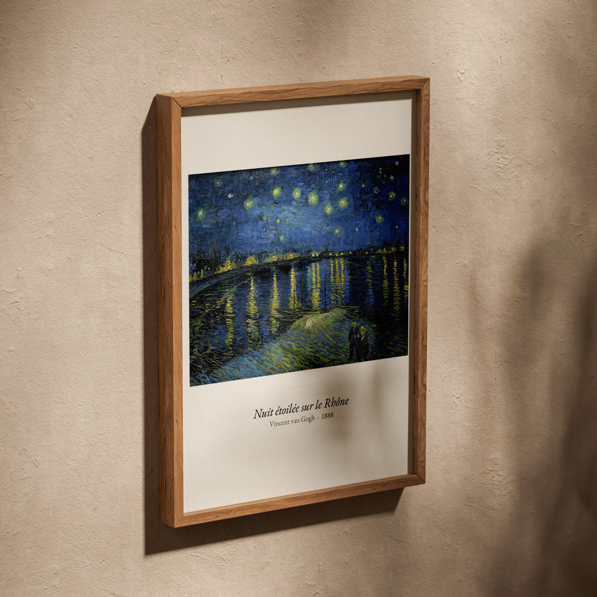 Nuit étoilée sur le Rhône, Van Gogh, affiche dans un cadre en chêne posé de biais sur un mur texturé