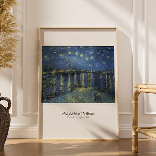 Nuit étoilée sur le Rhône, Van Gogh, affiche encadrée dans un intérieur élégant, herbes séchées et chaise en rotin