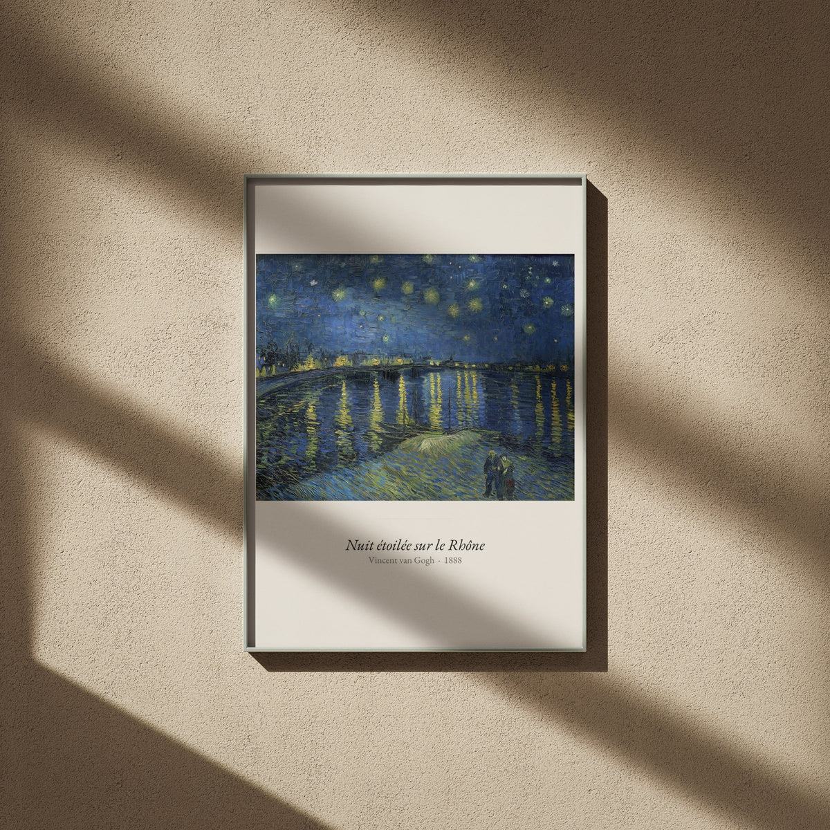 Nuit étoilée sur le Rhône, Van Gogh, affiche encadrée sur un mur beige, ombres de fenêtre