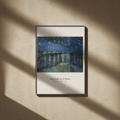 Nuit étoilée sur le Rhône, Van Gogh, affiche encadrée sur un mur beige, ombres de fenêtre