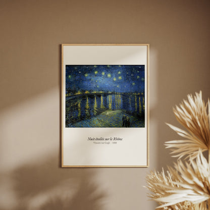 Nuit étoilée sur le Rhône, Van Gogh, affiche encadrée sur un mur beige, pampas au premier plan