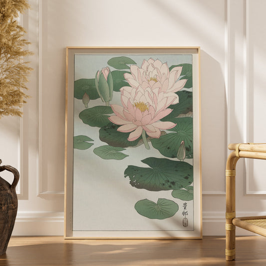 Nymphéa Rose - Ohara Koson - Estampe Japonaise, affiche encadrée dans un intérieur élégant, herbes séchées et chaise en rotin