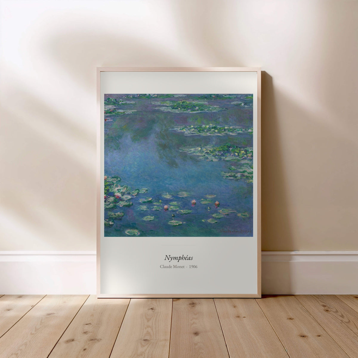 Nymphéas, Claude Monet | Affiche Art Premium, affiche encadrée posée au sol, cadre bois clair