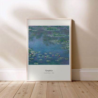 Nymphéas, Claude Monet | Affiche Art Premium, affiche encadrée posée au sol, cadre bois clair