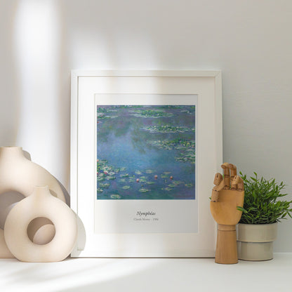 Nymphéas, Claude Monet | Affiche Art Premium, affiche encadrée posée près d'un vase blanc, lumière rasante