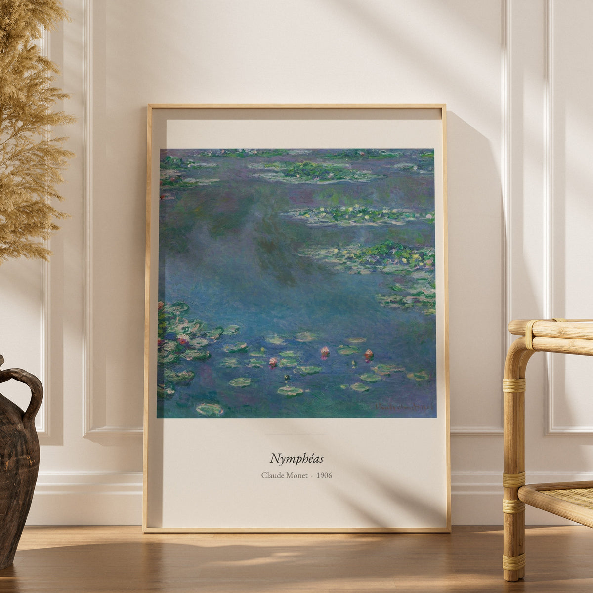 Nymphéas, Claude Monet | Affiche Art Premium, affiche encadrée dans un intérieur élégant, herbes séchées et chaise en rotin