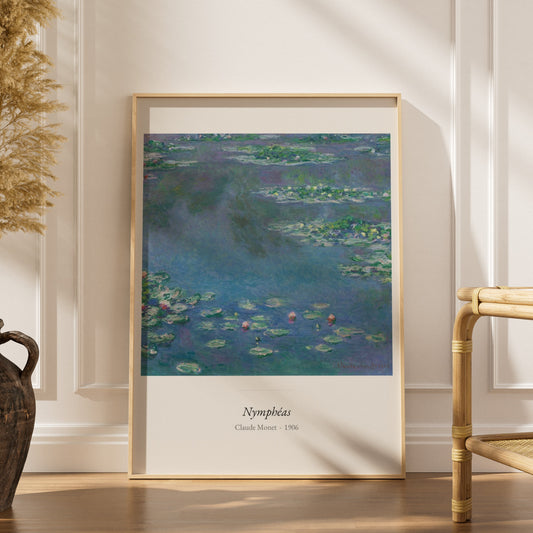 Nymphéas, Claude Monet | Affiche Art Premium, affiche encadrée dans un intérieur élégant, herbes séchées et chaise en rotin